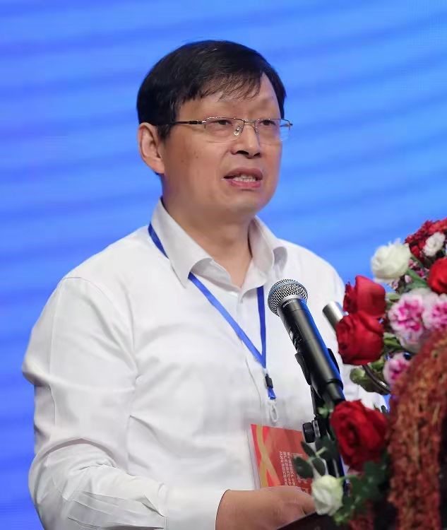 廣西大學(xué)校長助理、廣西碳酸鈣產(chǎn)業(yè)化工程院常務(wù)副院長、廣西碳酸鈣行業(yè)協(xié)會會長童張法圖片來源：廣西碳酸鈣產(chǎn)業(yè)化工程院